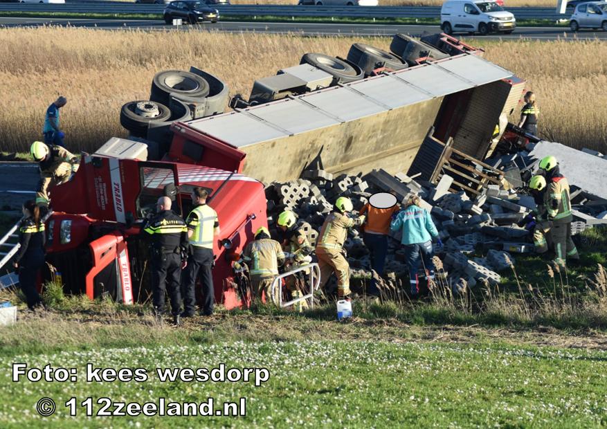 Vrachtwagen ge kantelt op a58