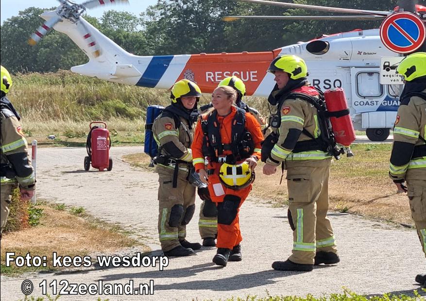 brandweer staat klaar voor heli landing goes