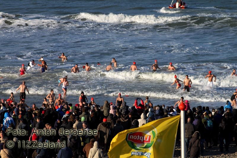 foto_nieuwjaarsduik2010_domburg5_112zeeland.jpg